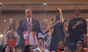 Доналд Тръмп на финала на колежанския футбол в Маями, посрещнаха го с аплодисменти