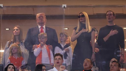 Доналд Тръмп на финала на колежанския футбол в Маями, посрещнаха го с аплодисменти