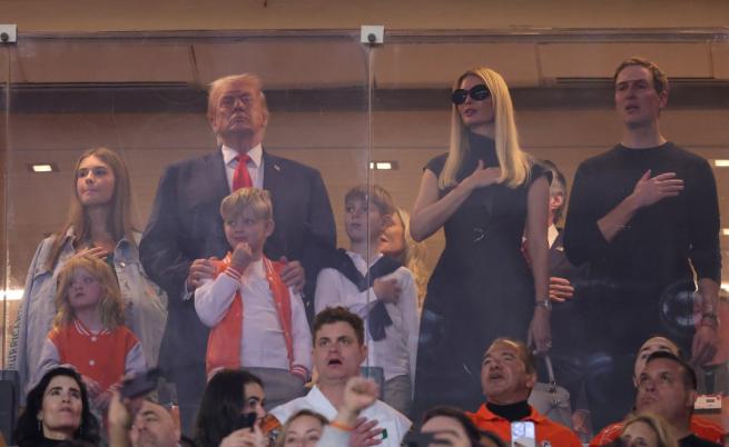 Доналд Тръмп на финала на колежанския футбол в Маями, посрещнаха го с аплодисменти