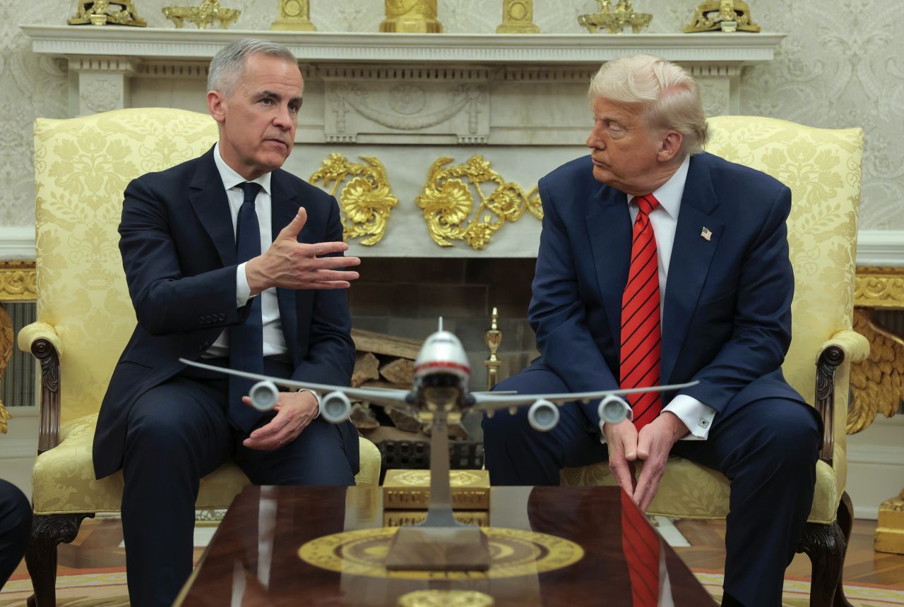 <p><strong>6 май: Канада като 51-вия щат? </strong>Новият канадски премиер Марк Карни трябваше да отговаря на коментарите на Тръмп, че Канада може да стане 51-вият американски щат. Тръмп нарече границата &bdquo;изкуствено начертана линия&ldquo;. Карни запази самообладание: &bdquo;Има имоти, които никога не се продават. В момента се намираме в един такъв&ldquo;. Тръмп обаче завърши с: &bdquo;Никога не казвай никога&ldquo;.</p>