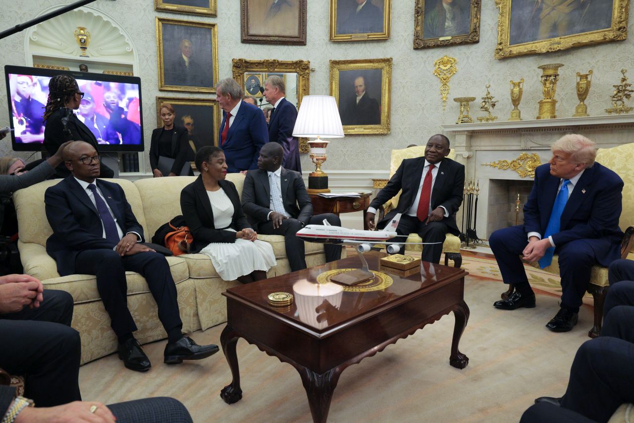 <p><strong>21 май: &bdquo;Засада&ldquo; за президента на ЮАР</strong> Тръмп изненада президента на Южна Африка Сирил Рамапоса, като нареди светлините да се изгасят и пусна 5-минутно видео за предполагаем &bdquo;геноцид срещу белите&ldquo; в страната. Рамапоса категорично отхвърли твърденията, които по-късно бяха опровергани и от проверка на фактите.</p>