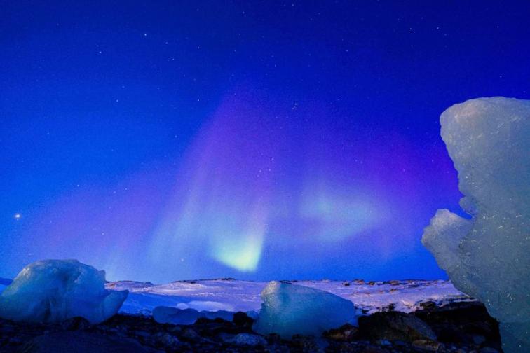 Северно сияние се вижда в небето над Нуук Гренландия