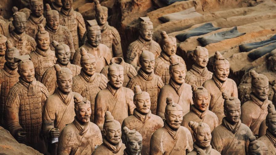 <p>Археолозите са твърде ужасени да отворят гробницата,&nbsp;пазена от теракотената армия</p>