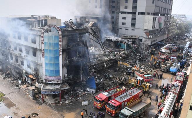 Пожар в търговски център в Пакистан взе 55 жертви