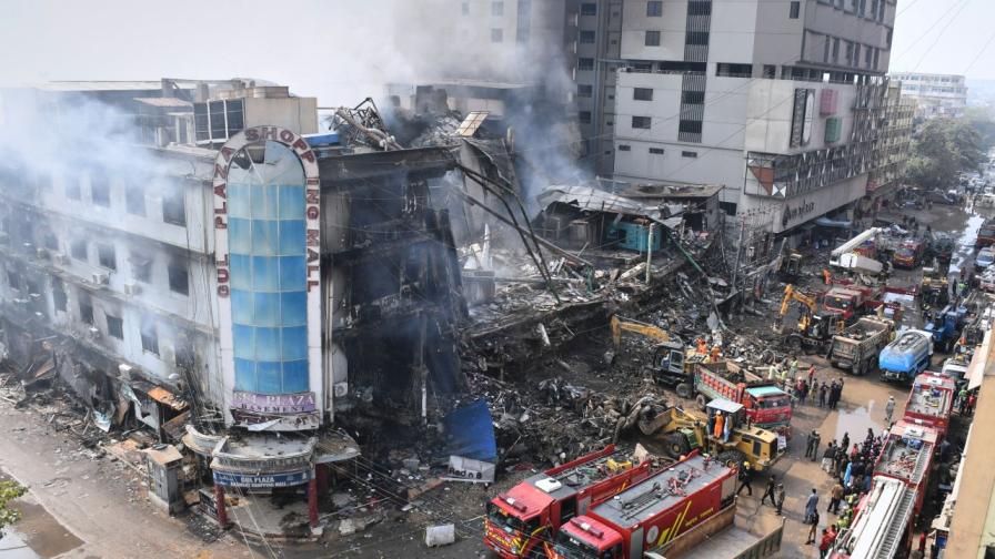 Пожар в търговски център в Пакистан взе 55 жертви