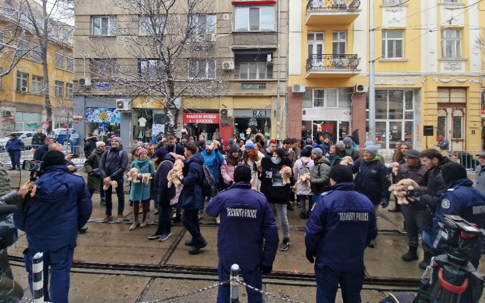 <p>Граждани се събраха на протест пред Висшия съдебен съвет (ВСС) с искане на оставката на изпълняващия функциите главен прокурор Борислав Сарафов.</p>