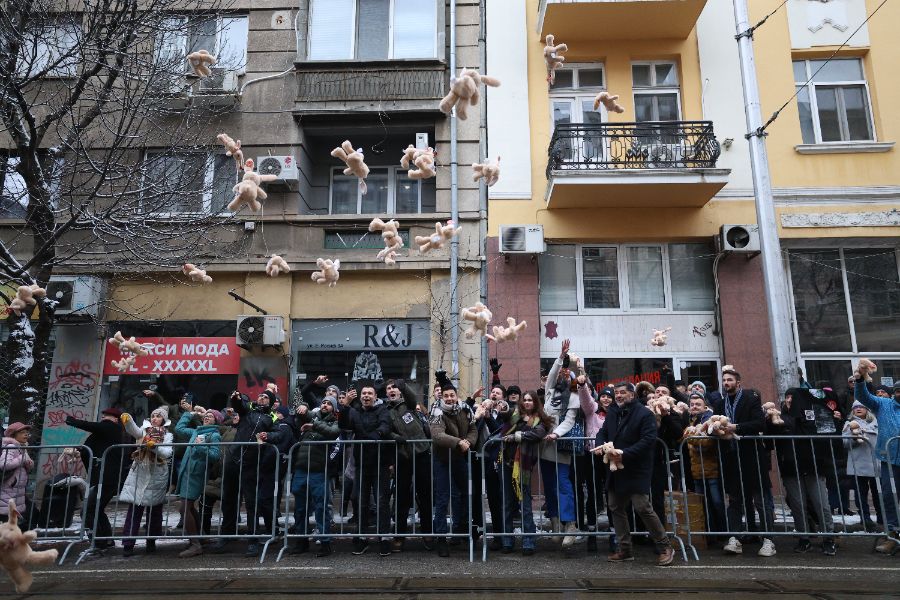 <p>Граждани се събраха на протест пред Висшия съдебен съвет (ВСС) с искане на оставката на изпълняващия функциите главен прокурор Борислав Сарафов.</p>