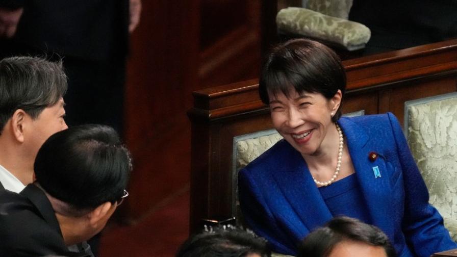 Японският премиер Санае Такаичи разговаря с депутати