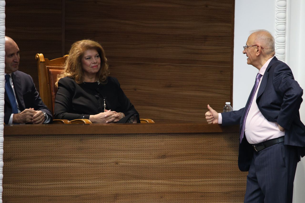 <p>След девет години в стратегическо партньорство с Румен Радев, днес Илияна Йотова прекрачва прага на историята, за да докаже, че най-силният вицепрезидент е този, който е готов във всяка секунда да поеме кормилото на нацията.</p>