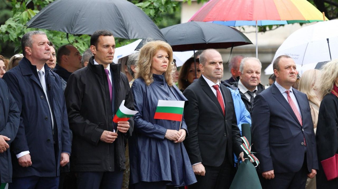 <p>След девет години в стратегическо партньорство с Румен Радев, днес Илияна Йотова прекрачва прага на историята, за да докаже, че най-силният вицепрезидент е този, който е готов във всяка секунда да поеме кормилото на нацията.</p>