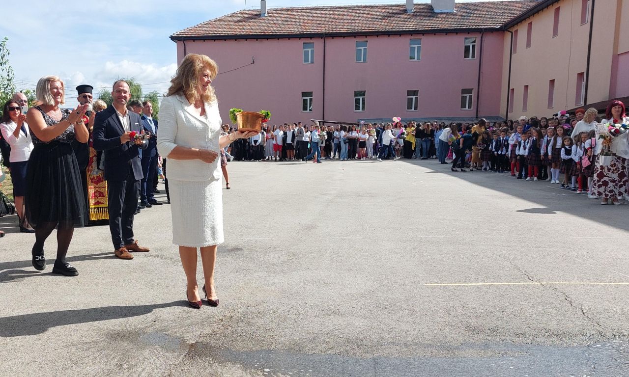 <p>След девет години в стратегическо партньорство с Румен Радев, днес Илияна Йотова прекрачва прага на историята, за да докаже, че най-силният вицепрезидент е този, който е готов във всяка секунда да поеме кормилото на нацията.</p>