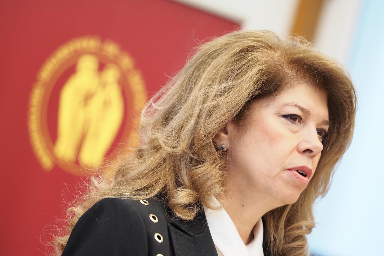 <p>След девет години в стратегическо партньорство с Румен Радев, днес Илияна Йотова прекрачва прага на историята, за да докаже, че най-силният вицепрезидент е този, който е готов във всяка секунда да поеме кормилото на нацията.</p>