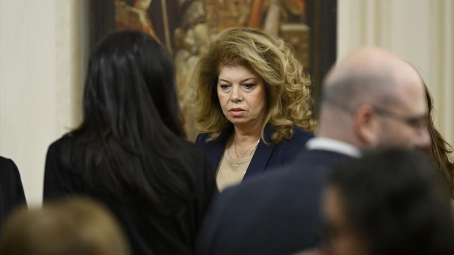 <p>Търси се премиер: Йотова започва консултациите, първа е Рая Назарян</p>