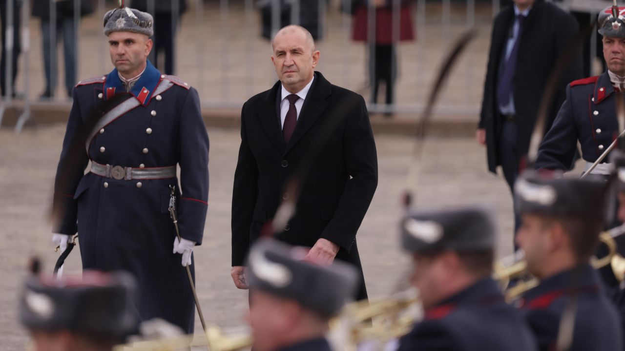 <p>От встъпването в длъжност и бурните площади до безпрецедентната оставка &ndash; тези кадри улавят деветте години, в които Румен Радев бе не просто президент, а основен полюс в българската държавност.</p>