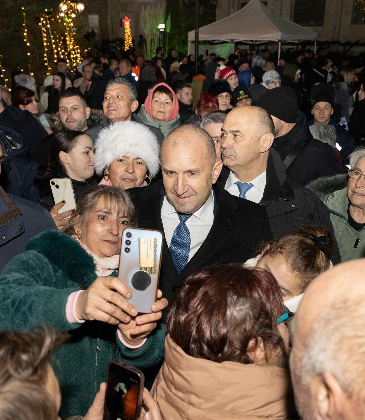 <p>От встъпването в длъжност и бурните площади до безпрецедентната оставка &ndash; тези кадри улавят деветте години, в които Румен Радев бе не просто президент, а основен полюс в българската държавност.</p>