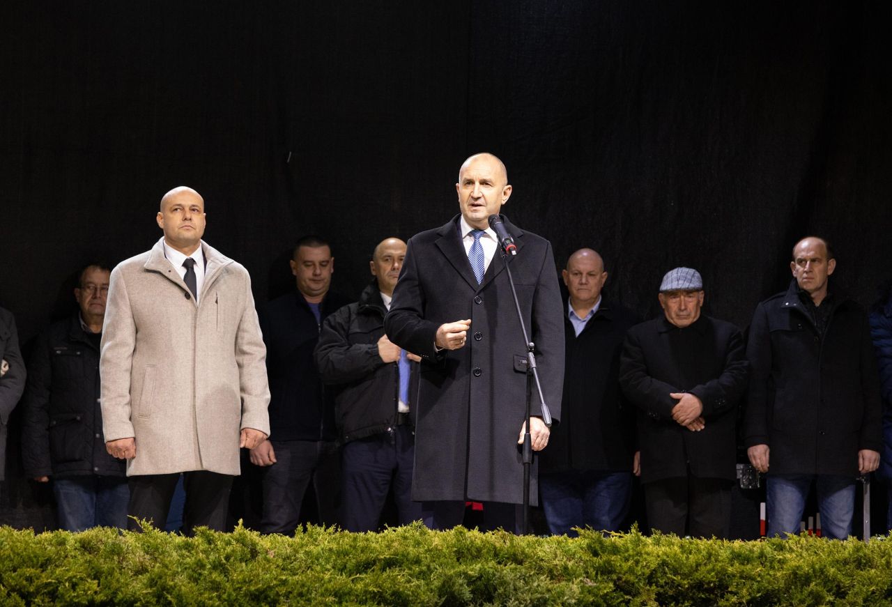 <p>От встъпването в длъжност и бурните площади до безпрецедентната оставка &ndash; тези кадри улавят деветте години, в които Румен Радев бе не просто президент, а основен полюс в българската държавност.</p>