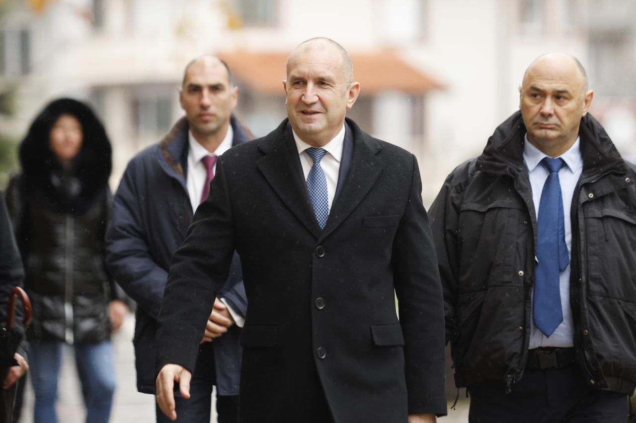 <p>От встъпването в длъжност и бурните площади до безпрецедентната оставка &ndash; тези кадри улавят деветте години, в които Румен Радев бе не просто президент, а основен полюс в българската държавност.</p>