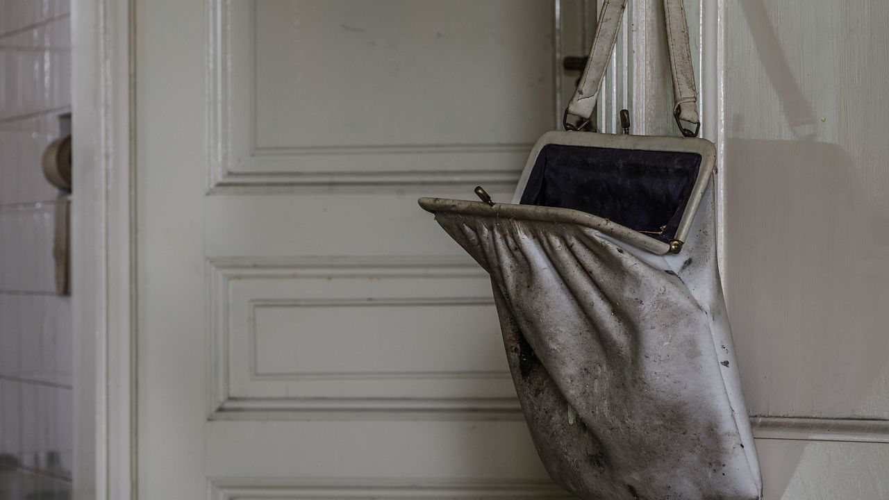 <p><strong>Стари портфейли и неизползвани чанти</strong></p>

<p>Тези предмети носят спомени за минали финансови трудности, дългове и периоди на недоимък. Износен портфейл, оставен в чекмедже, символизира остарели модели на липса. Парите не се задържат там, където държим за миналото. Ако не използвате даден предмет, освободете се от него. За да посрещнете новото, трябва да създадете пространство и да пуснете старите вещи.</p>