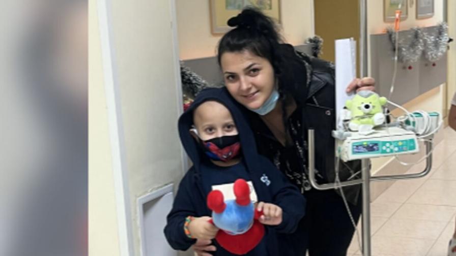 Зов за помощ: 6-годишният Аксай се нуждае от средства, за да пребори рака