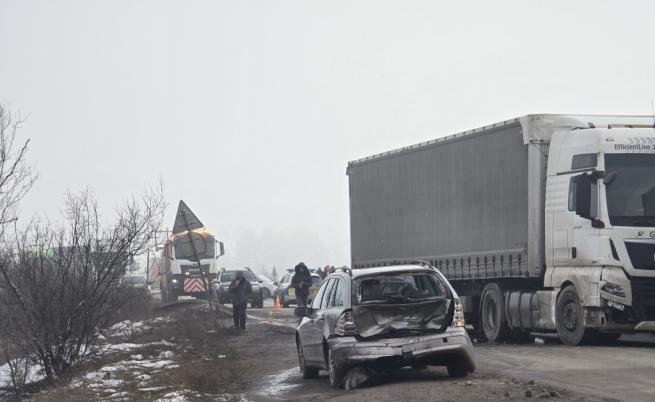 Тежка катастрофа с два тира и две коли край Враца