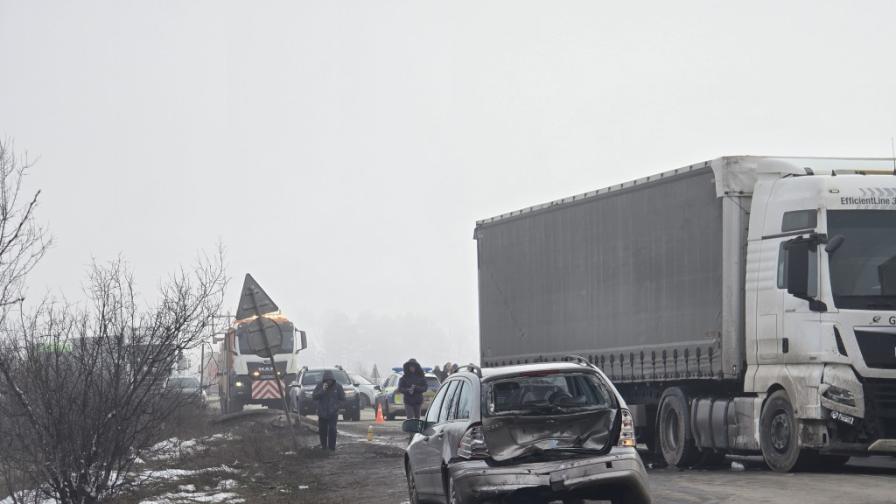 Тежка катастрофа с два тира и две коли край Враца