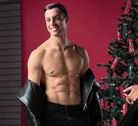 Десетки абитуриентки отправиха специални покани към новия секссимвол на българското