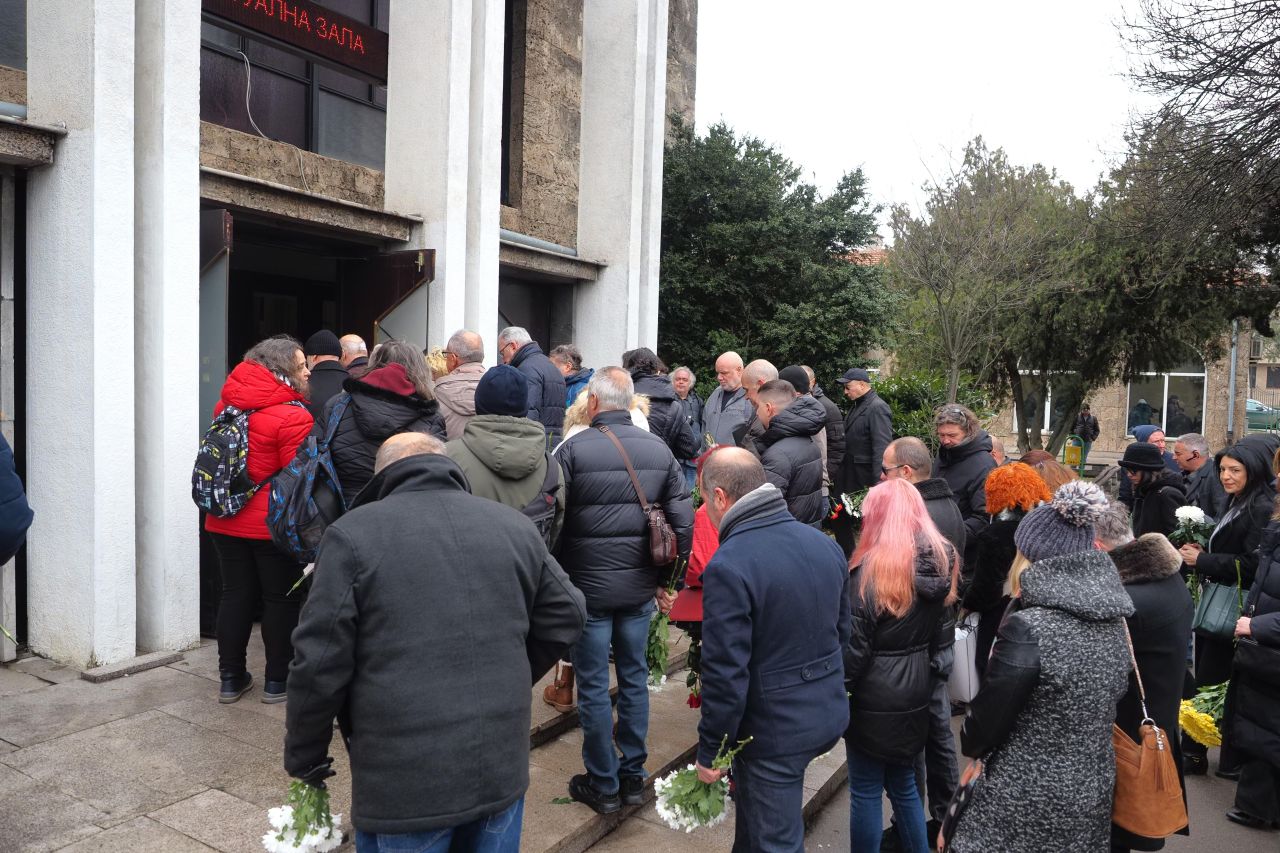 <p>Днес, 24 януари, на Централни софийски гробища в столицата се състоя поклонение пред паметта на поета, писател и сценарист Калин Терзийски.</p>