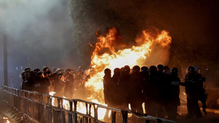 Сблъсъци в Тирана: Десетки задържани, ранени полицаи