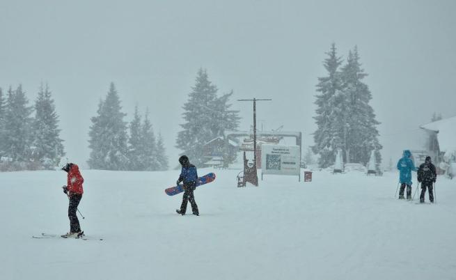 Сноубордистка пострада тежко край Рилските езера, медицински хеликоптер я транспортира в болница