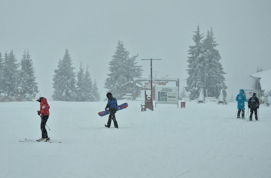 Сноубордистка пострада тежко край Рилските езера, медицински хеликоптер я транспортира в болница