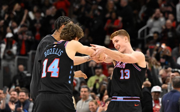 Чикаго извади от употреба номера на Дерик Роуз, а след това сломи Бостън с тройка със сирената