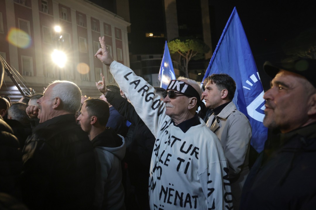 <p>Сблъсъци избухнаха в Тирана по време на митинг на албанската опозиция. Част от протестиращите срещу управлението на правителството започнаха да хвърлят запалителни бомби по полицейските служители.</p>
