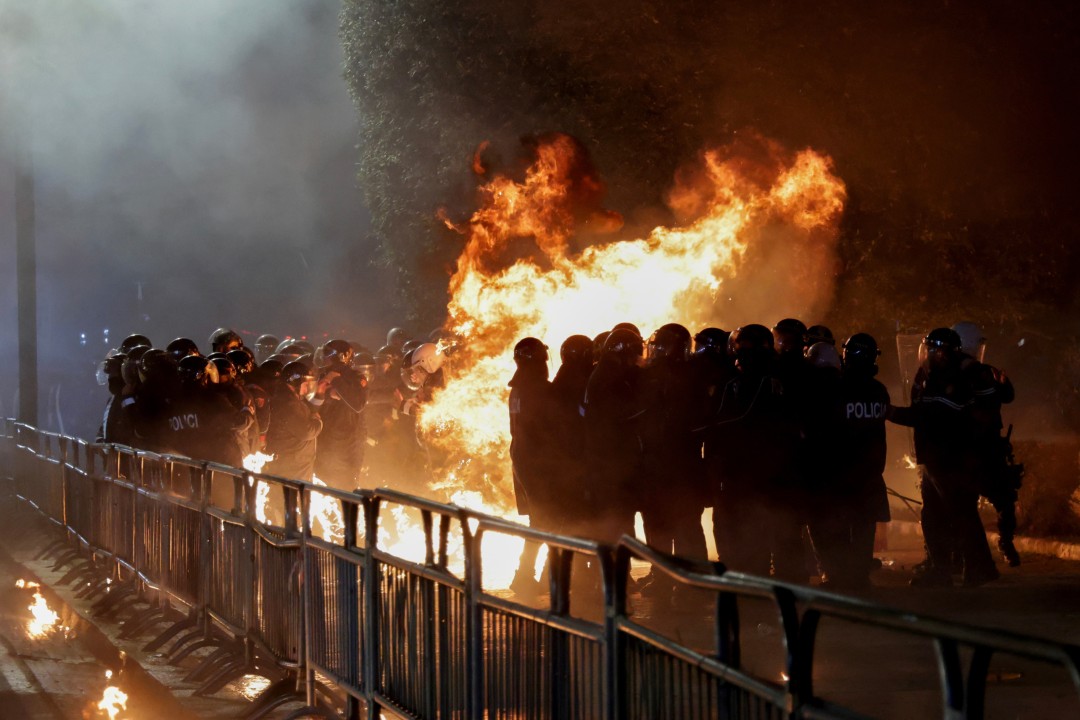 <p>Сблъсъци избухнаха в Тирана по време на митинг на албанската опозиция. Част от протестиращите срещу управлението на правителството започнаха да хвърлят запалителни бомби по полицейските служители.</p>