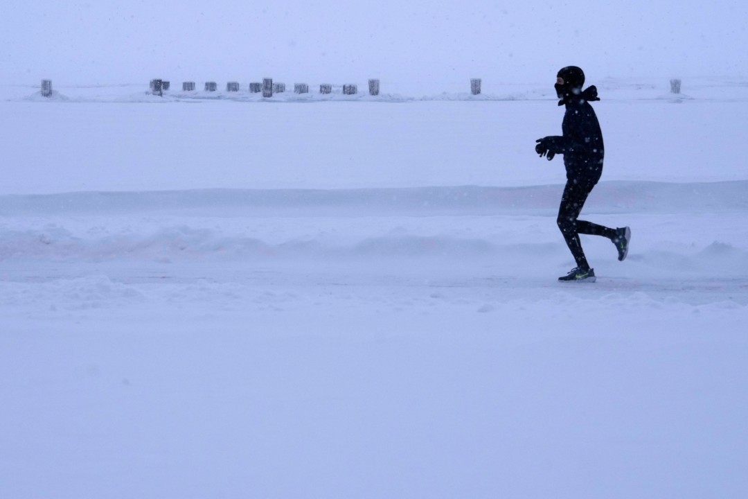 <p>Повече от 800 000 души в САЩ, включително в щата Ню Мексико в западната част на страната, останаха без електричество, а над 10 000 полета бяха отменени днес преди огромната зимна буря, която заплашва да парализира източните щати с обилни снеговалежи.</p>