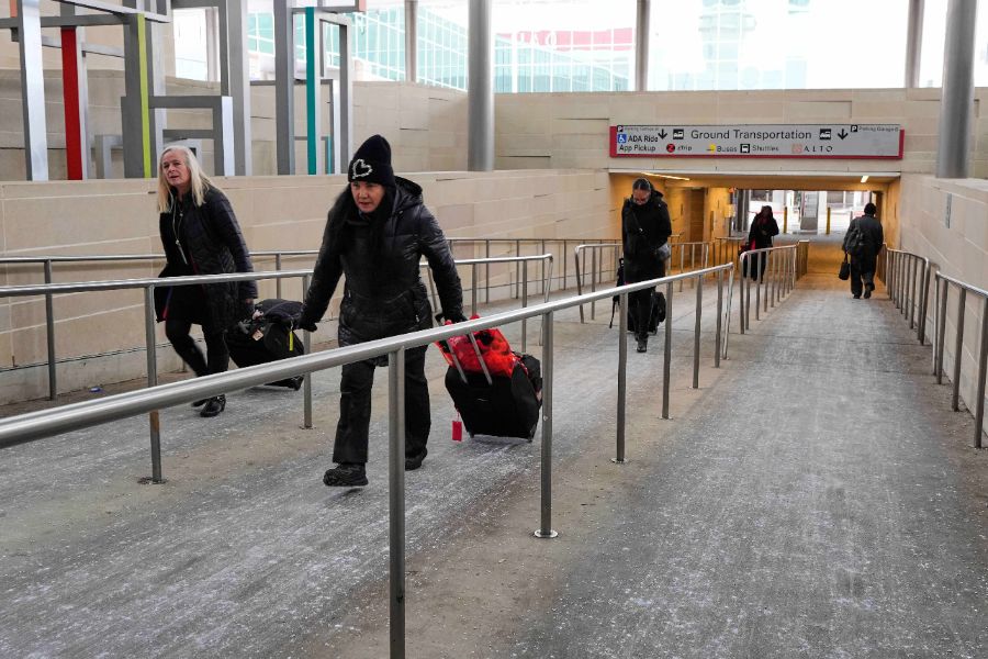 <p>Над 11 400 полета бяха отменени в неделя в Съединените щати, след като мощна зимна буря обхвана голяма част от страната и причини сериозни смущения във въздушния транспорт, съобщи Асошейтед Прес, позовавайки се на данни на уебсайта за проследяване на въздушния трафик &bdquo;ФлайтАуеър&ldquo; (FlightAware).</p>