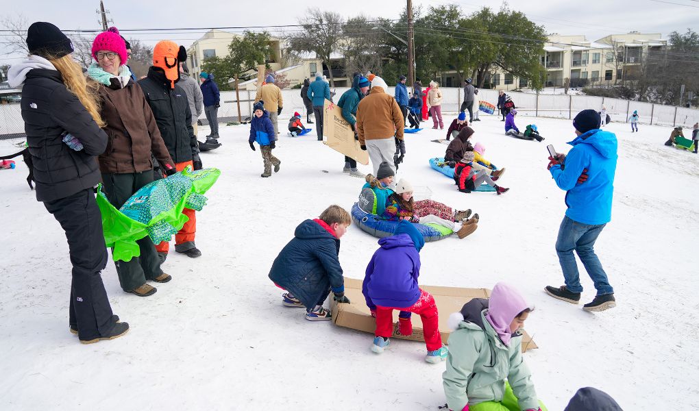 <p>Над 11 400 полета бяха отменени в неделя в Съединените щати, след като мощна зимна буря обхвана голяма част от страната и причини сериозни смущения във въздушния транспорт, съобщи Асошейтед Прес, позовавайки се на данни на уебсайта за проследяване на въздушния трафик &bdquo;ФлайтАуеър&ldquo; (FlightAware).</p>