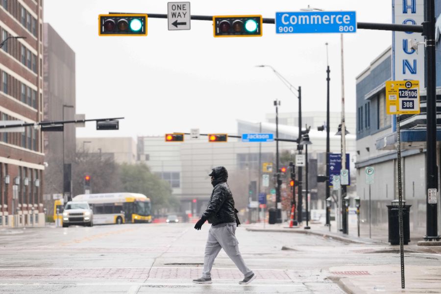 <p>Над 11 400 полета бяха отменени в неделя в Съединените щати, след като мощна зимна буря обхвана голяма част от страната и причини сериозни смущения във въздушния транспорт, съобщи Асошейтед Прес, позовавайки се на данни на уебсайта за проследяване на въздушния трафик &bdquo;ФлайтАуеър&ldquo; (FlightAware).</p>