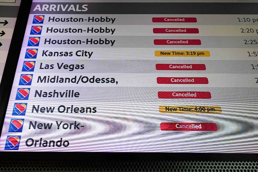 <p>Над 11 400 полета бяха отменени в неделя в Съединените щати, след като мощна зимна буря обхвана голяма част от страната и причини сериозни смущения във въздушния транспорт, съобщи Асошейтед Прес, позовавайки се на данни на уебсайта за проследяване на въздушния трафик &bdquo;ФлайтАуеър&ldquo; (FlightAware).</p>