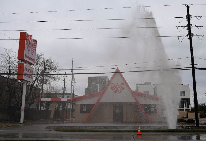 <p>Над 11 400 полета бяха отменени в неделя в Съединените щати, след като мощна зимна буря обхвана голяма част от страната и причини сериозни смущения във въздушния транспорт, съобщи Асошейтед Прес, позовавайки се на данни на уебсайта за проследяване на въздушния трафик &bdquo;ФлайтАуеър&ldquo; (FlightAware).</p>
