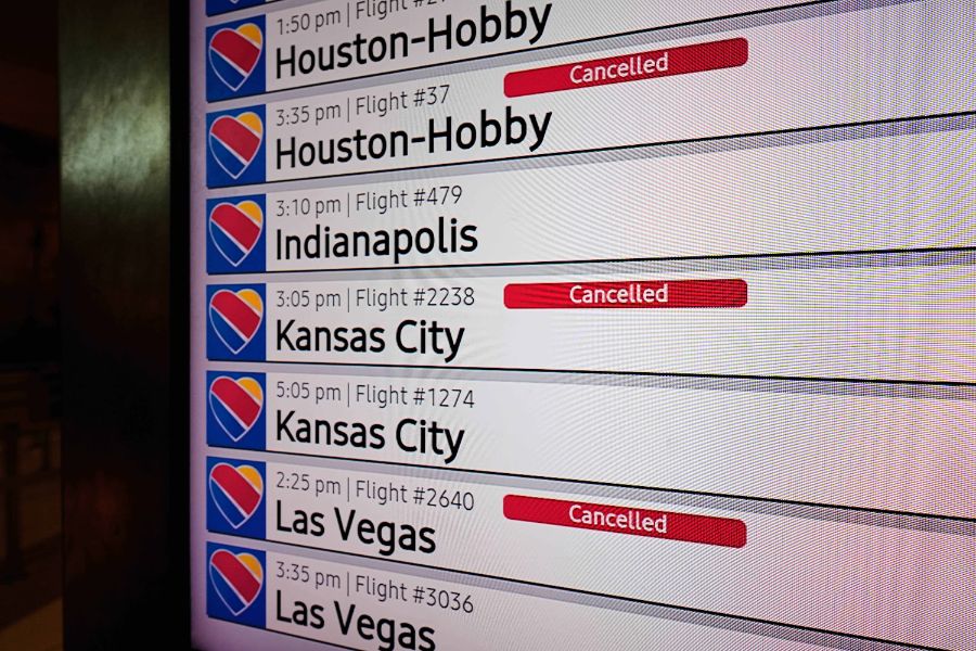 <p>Над 11 400 полета бяха отменени в неделя в Съединените щати, след като мощна зимна буря обхвана голяма част от страната и причини сериозни смущения във въздушния транспорт, съобщи Асошейтед Прес, позовавайки се на данни на уебсайта за проследяване на въздушния трафик &bdquo;ФлайтАуеър&ldquo; (FlightAware).</p>