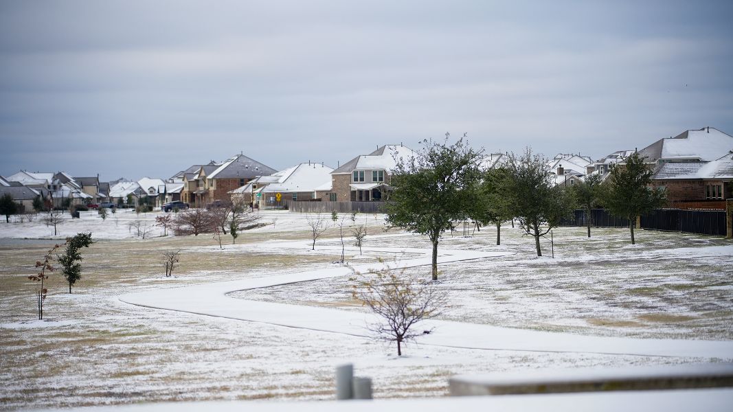 <p>Над 11 400 полета бяха отменени в неделя в Съединените щати, след като мощна зимна буря обхвана голяма част от страната и причини сериозни смущения във въздушния транспорт, съобщи Асошейтед Прес, позовавайки се на данни на уебсайта за проследяване на въздушния трафик &bdquo;ФлайтАуеър&ldquo; (FlightAware).</p>