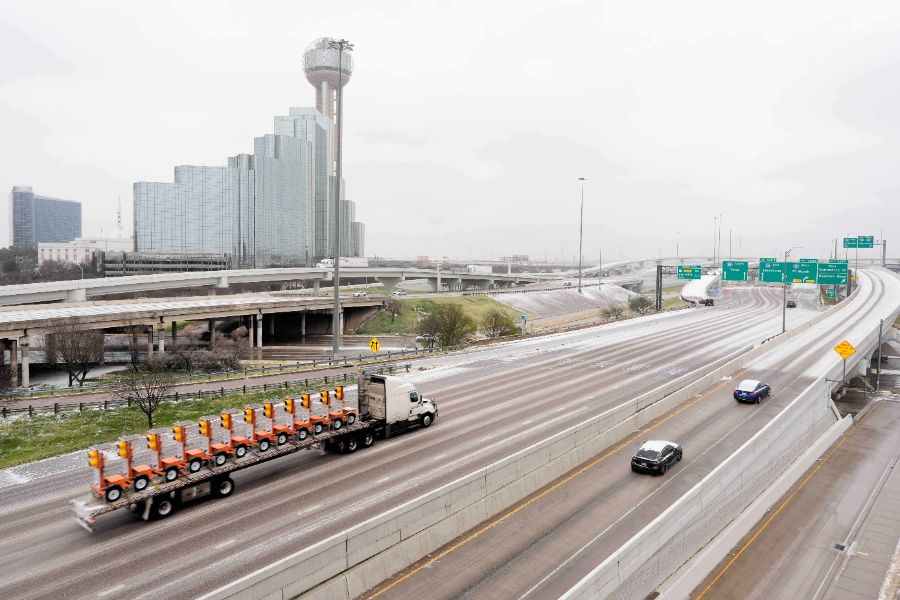 <p>Над 11 400 полета бяха отменени в неделя в Съединените щати, след като мощна зимна буря обхвана голяма част от страната и причини сериозни смущения във въздушния транспорт, съобщи Асошейтед Прес, позовавайки се на данни на уебсайта за проследяване на въздушния трафик &bdquo;ФлайтАуеър&ldquo; (FlightAware).</p>