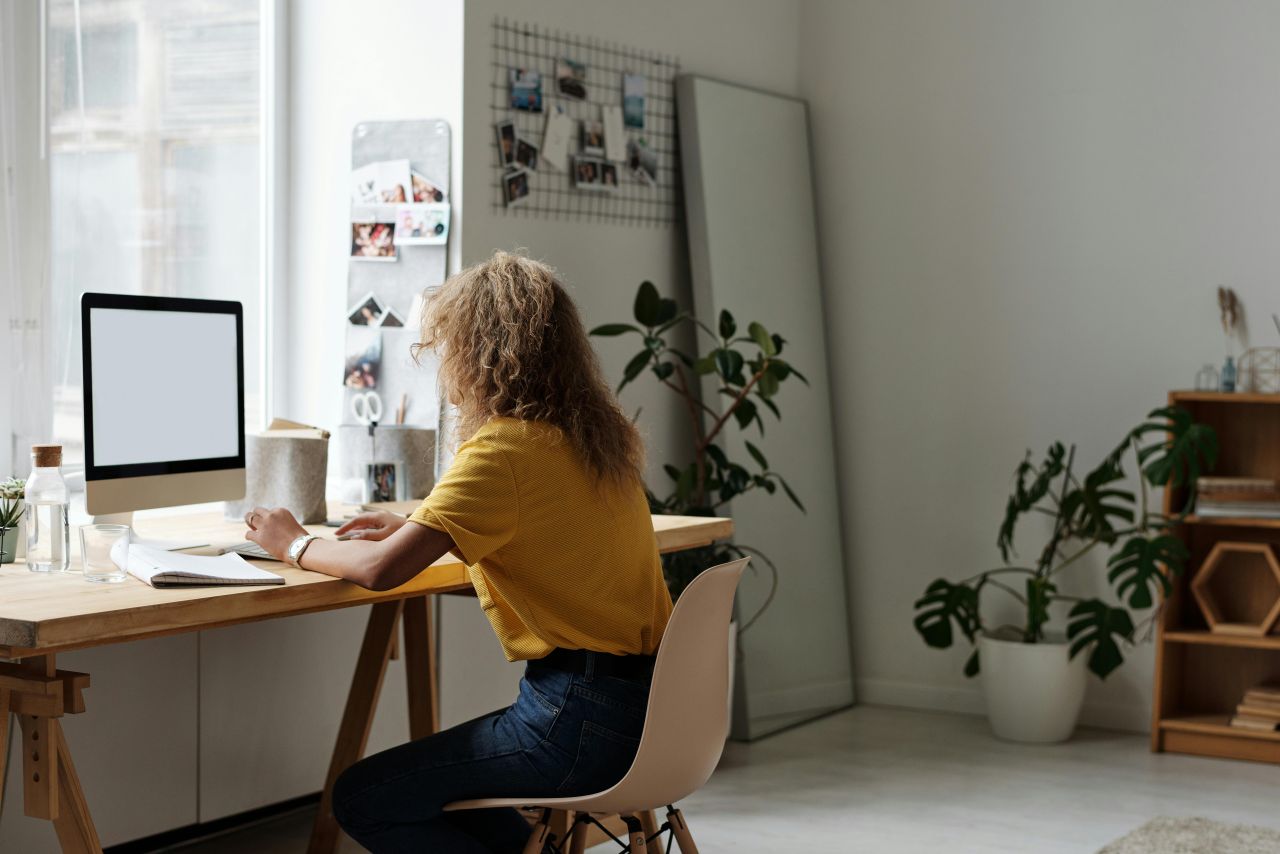 Домашният офис: Как да обзаведем работното си място изгодно с Bazar.bg