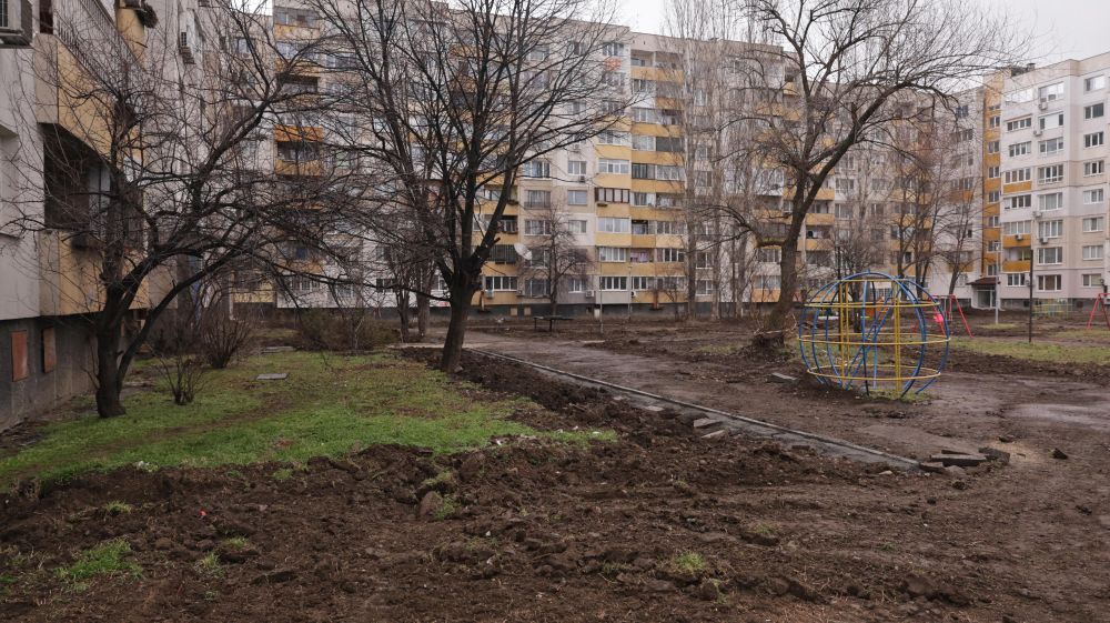 <p>Междублокови пространства в "Дружба 2" са в трагичен вид, няколко месеца след края на ремонт на "Топлофикация София". Това заявиха общински съветници от групата на "Продължаваме Промяната-Демократична България" в Столичния общински съвет Бойко Димитров, Грети Стефанова и Марта Георгиева, които провериха на място възстановителните дейности на разкопана детска площадка след ремонта на топлофикационното дружество.</p>