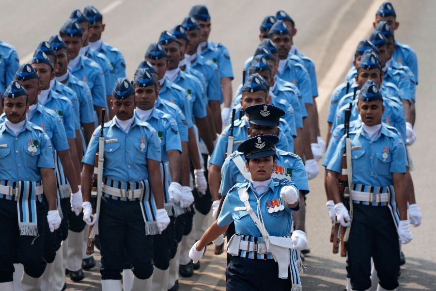 <p>Индия отбеляза своя 77-и Ден на републиката с грандиозна демонстрация на военната си мощ по централния делхийски булевард &bdquo;Картавя Патх", включваща ракети, новосформирани подразделения, елитни части и различни оръжейни системи местно производство, използвани по време на операция &bdquo;Шиндур&ldquo;, предаде индийската новинарска агенция ПТИ.</p>