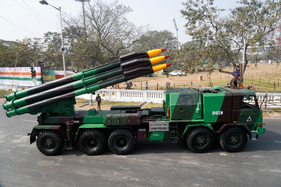 <p>Индия отбеляза своя 77-и Ден на републиката с грандиозна демонстрация на военната си мощ по централния делхийски булевард &bdquo;Картавя Патх", включваща ракети, новосформирани подразделения, елитни части и различни оръжейни системи местно производство, използвани по време на операция &bdquo;Шиндур&ldquo;, предаде индийската новинарска агенция ПТИ.</p>