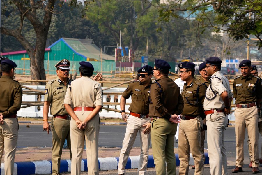 <p>Индия отбеляза своя 77-и Ден на републиката с грандиозна демонстрация на военната си мощ по централния делхийски булевард &bdquo;Картавя Патх", включваща ракети, новосформирани подразделения, елитни части и различни оръжейни системи местно производство, използвани по време на операция &bdquo;Шиндур&ldquo;, предаде индийската новинарска агенция ПТИ.</p>