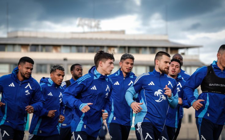 Левски от самолета на тренировка, Сангаре се готви здраво