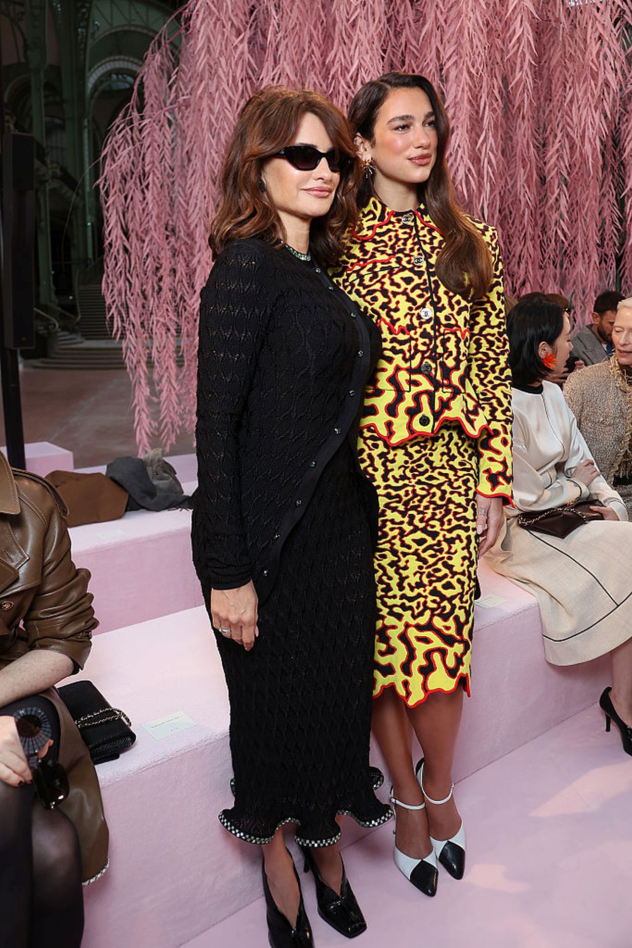 <p>Пенелопе Крус и Дуа Липа</p>

<p>Парижката седмица на модата представи най-новите писъци на котюр облеклото - от ефирни и рокли на подиума до ...модни катастрофи сред звездните гости. Най-известните избраха визии по-подходящи за ходене до магазина, пух, пера, и крещящи комбинации.</p>