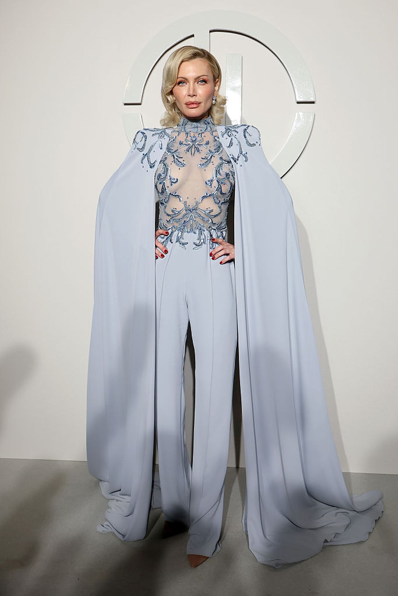 <p>&nbsp;Кени Силва<br />
<br />
Парижката седмица на модата представи най-новите писъци на котюр облеклото - от ефирни и рокли на подиума до ...модни катастрофи сред звездните гости. Най-известните избраха визии по-подходящи за ходене до магазина, пух, пера, и крещящи комбинации.</p>